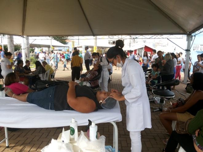 Imagem da Galeria da Notícia: FEF fornece atendimento à população em evento na praça da Matriz