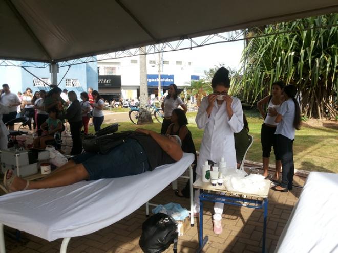 Imagem da Galeria da Notícia: FEF fornece atendimento à população em evento na praça da Matriz