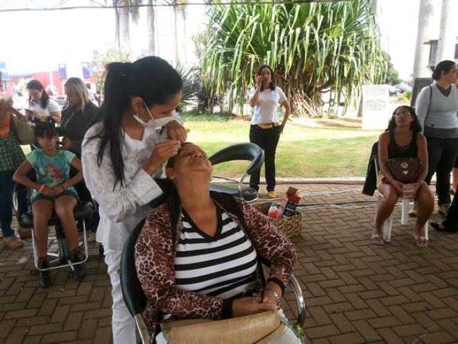 Imagem da Galeria da Notícia: FEF fornece atendimento à população em evento na praça da Matriz