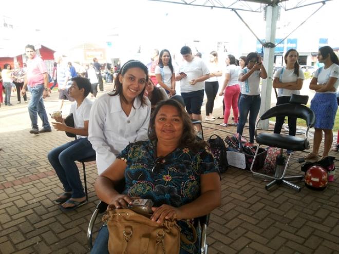 Imagem da Galeria da Notícia: FEF fornece atendimento à população em evento na praça da Matriz