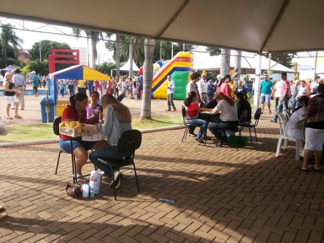 Imagem da Galeria da Notícia: FEF fornece atendimento à população em evento na praça da Matriz