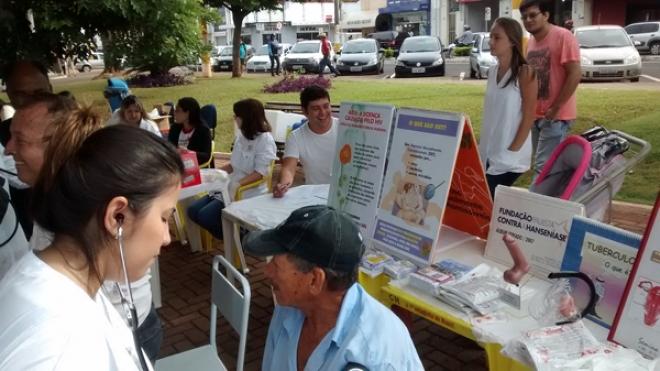 Imagem da Galeria da Notícia: FEF fornece atendimento à população em evento na praça da Matriz