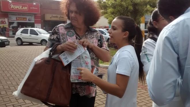 Imagem da Galeria da Notícia: FEF fornece atendimento à população em evento na praça da Matriz