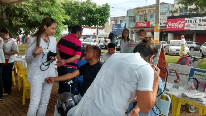 Imagem da Galeria da Notícia: FEF fornece atendimento à população em evento na praça da Matriz