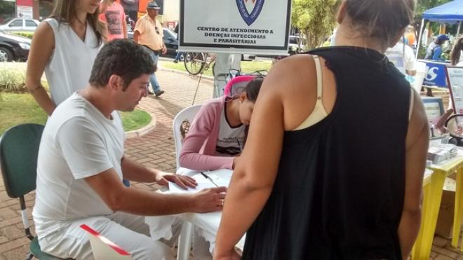 Imagem da Galeria da Notícia: FEF fornece atendimento à população em evento na praça da Matriz