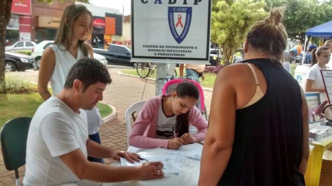 Imagem da Galeria da Notícia: FEF fornece atendimento à população em evento na praça da Matriz