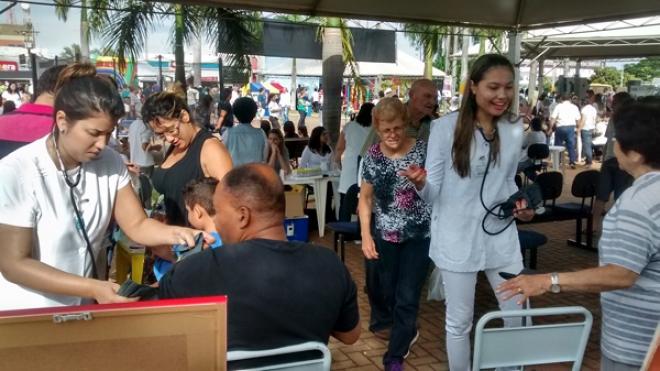 Imagem da Galeria da Notícia: FEF fornece atendimento à população em evento na praça da Matriz