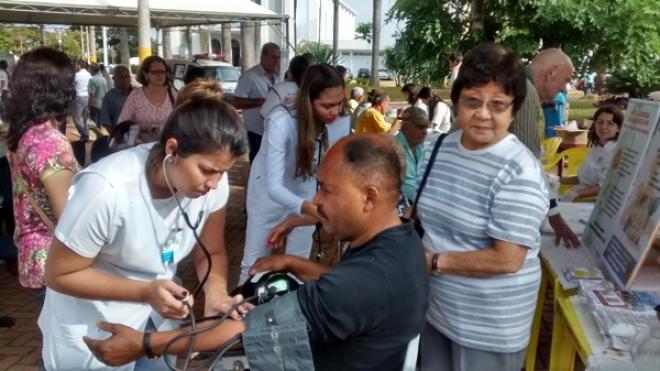 Imagem da Galeria da Notícia: FEF fornece atendimento à população em evento na praça da Matriz