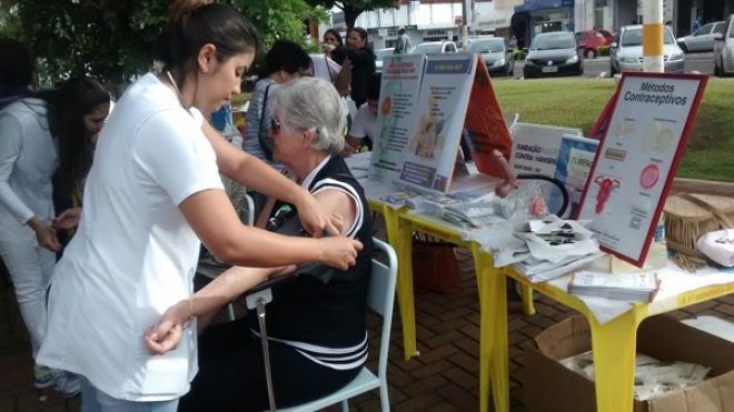 Imagem da Galeria da Notícia: FEF fornece atendimento à população em evento na praça da Matriz