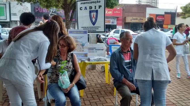 Imagem da Galeria da Notícia: FEF fornece atendimento à população em evento na praça da Matriz