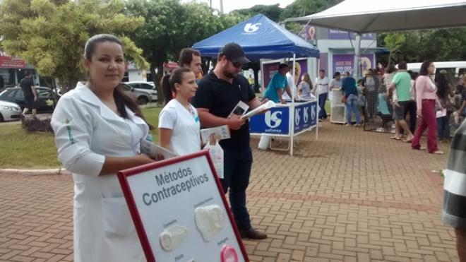 Imagem da Galeria da Notícia: FEF fornece atendimento à população em evento na praça da Matriz