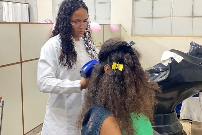 Imagem da Galeria da Notícia: Projeto de extensão à comunidade oferece serviços de beleza a estudantes do Ensino Médio