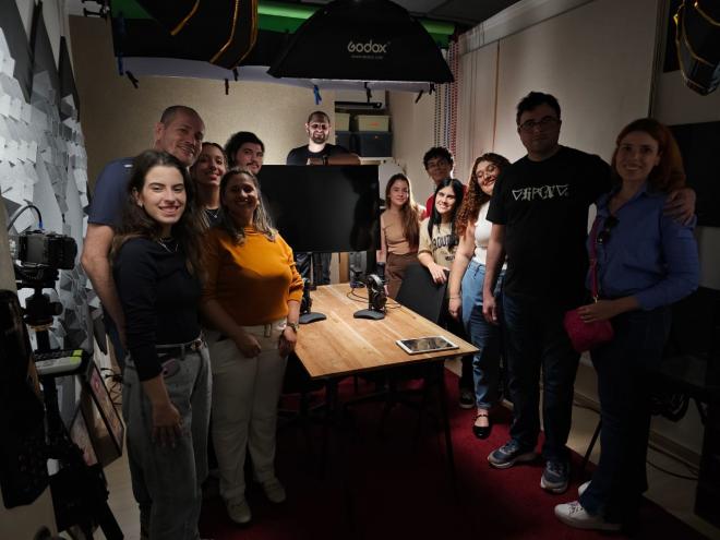 Imagem da Galeria da Notícia: Curso de Jornalismo da FEF vivencia bastidores da TV TEM e visita estúdio de podcast