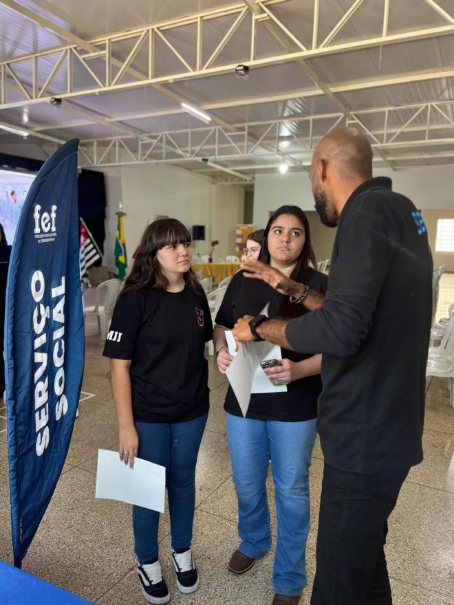 Imagem da Galeria da Notícia: Feira de Profissões da FEF leva conhecimento e inspiração para jovens em Pontes Gestal