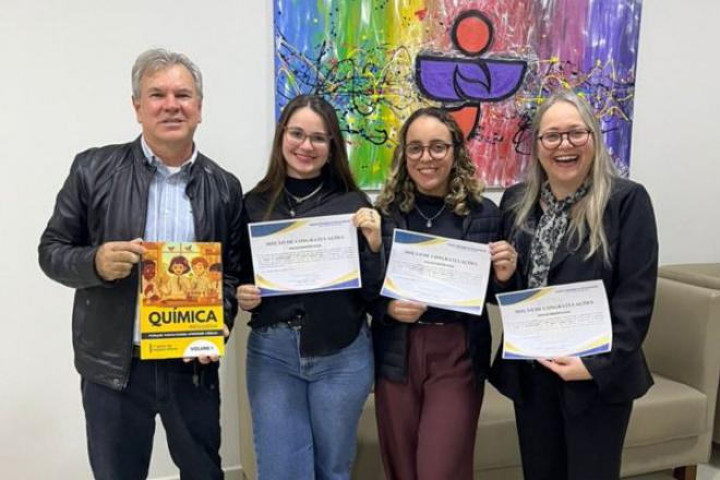 Imagem da Galeria da Not&iacute;cia: Professor do UNIFEF recebe Moção de Congratulações por obra sobre educação inclusiva