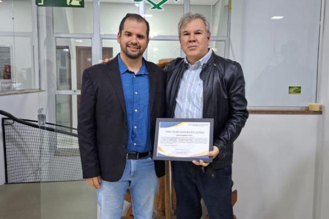 Imagem da Galeria da Not&iacute;cia: Professor do UNIFEF recebe Moção de Congratulações por obra sobre educação inclusiva