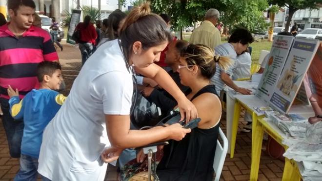 Imagem da Galeria da Notícia: FEF fornece atendimento à população em evento na praça da Matriz