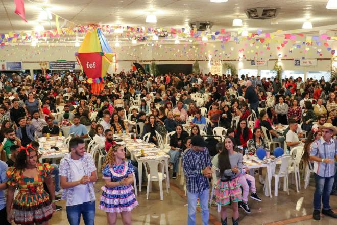 Imagem da Galeria da Notícia: III Arraiá da FEF atrai mais de 2 mil pessoas para a tradicional Festa Junina