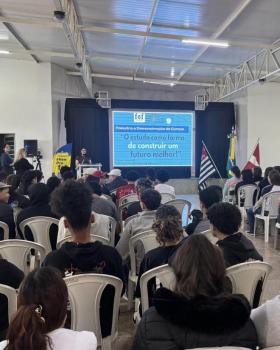 Imagem da notícia: Feira de Profissões da FEF leva conhecimento e inspiração para jovens em Pontes Gestal