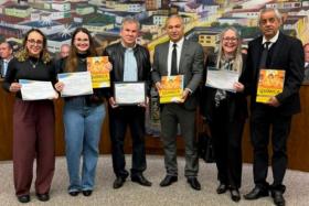 Imagem da not&iacute;cia: Professor do UNIFEF recebe Moção de Congratulações por obra sobre educação inclusiva